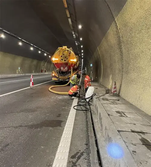 平顶山隧道排水渠清淤